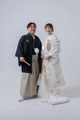 シンプルな背景で小物を持って！