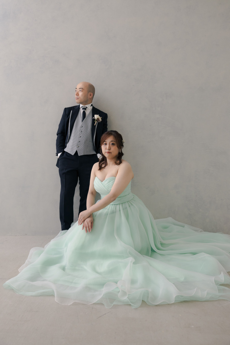 新婦さんのドレスをふんわりと