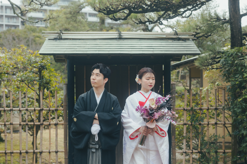 門の前でクールに！