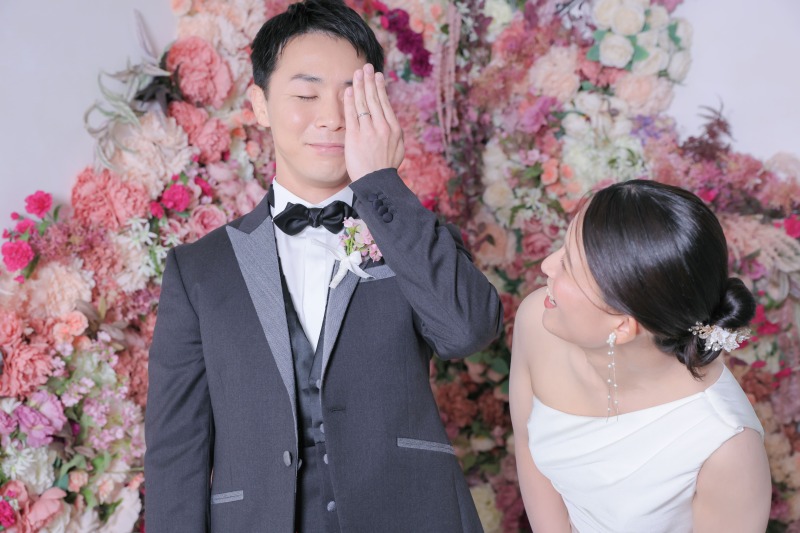 今度は交代して、新郎様が新婦様の目を隠す番!