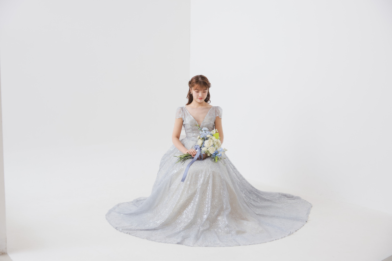 グレーブルーのドレスで大人っぽく