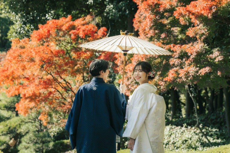 秋の紅葉バックに