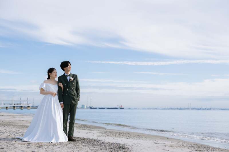 広い芝生と海での撮影