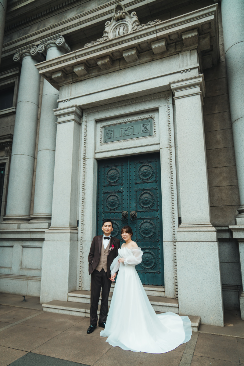 重厚感のある扉の前で