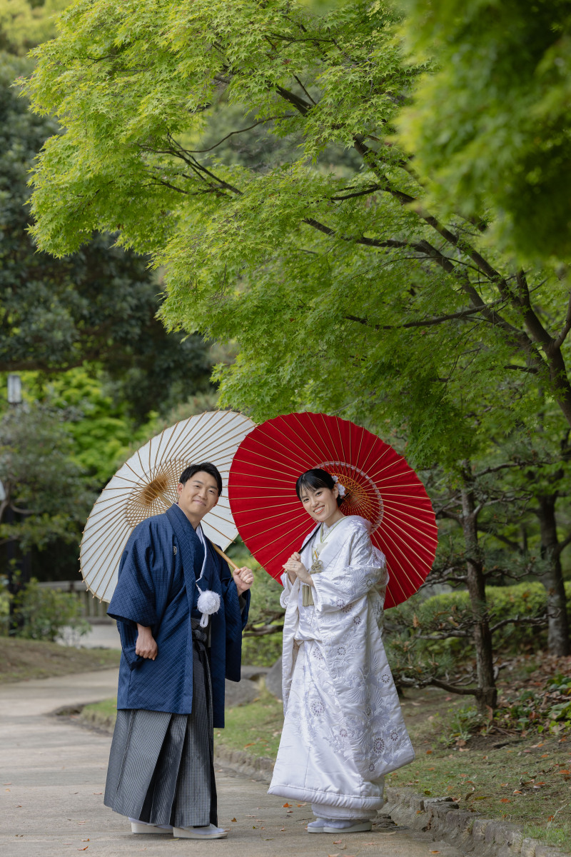 紅白の和傘で華やかさプラス