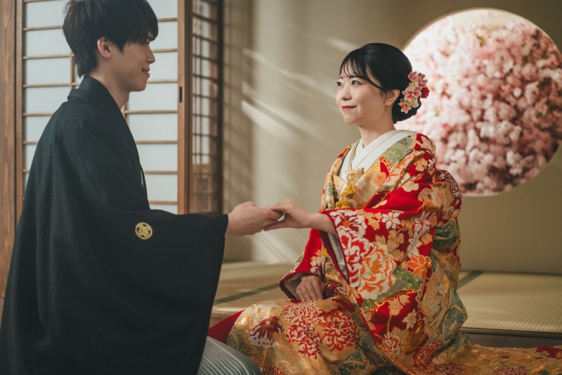 手を取り合って