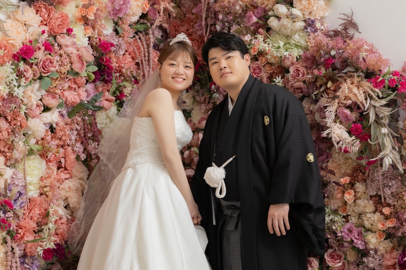 華やかなフラワーウォールと素敵な笑顔で