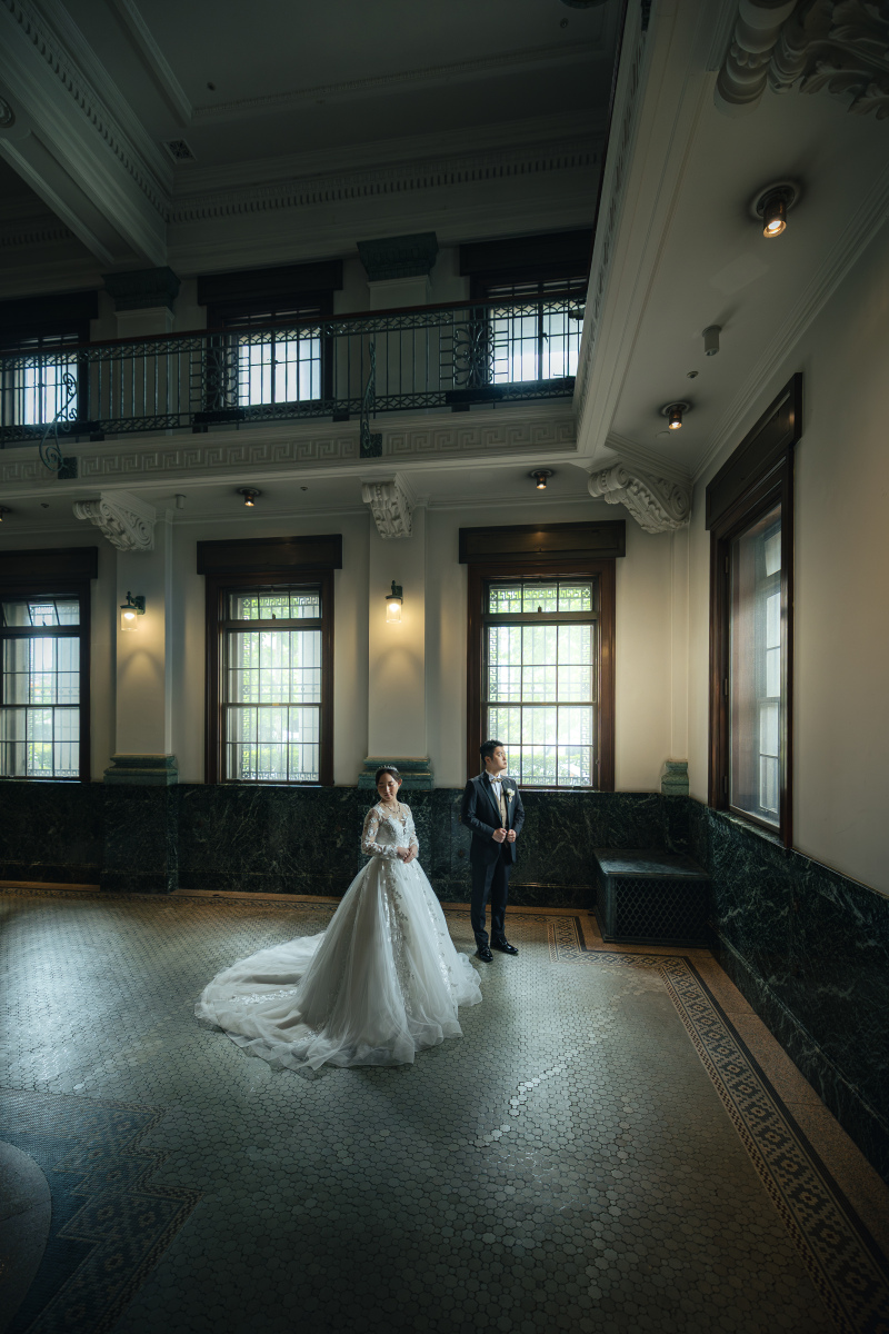 外の光に照らされて