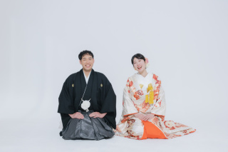 シンプルなスタジオで明るいフォトウェディング