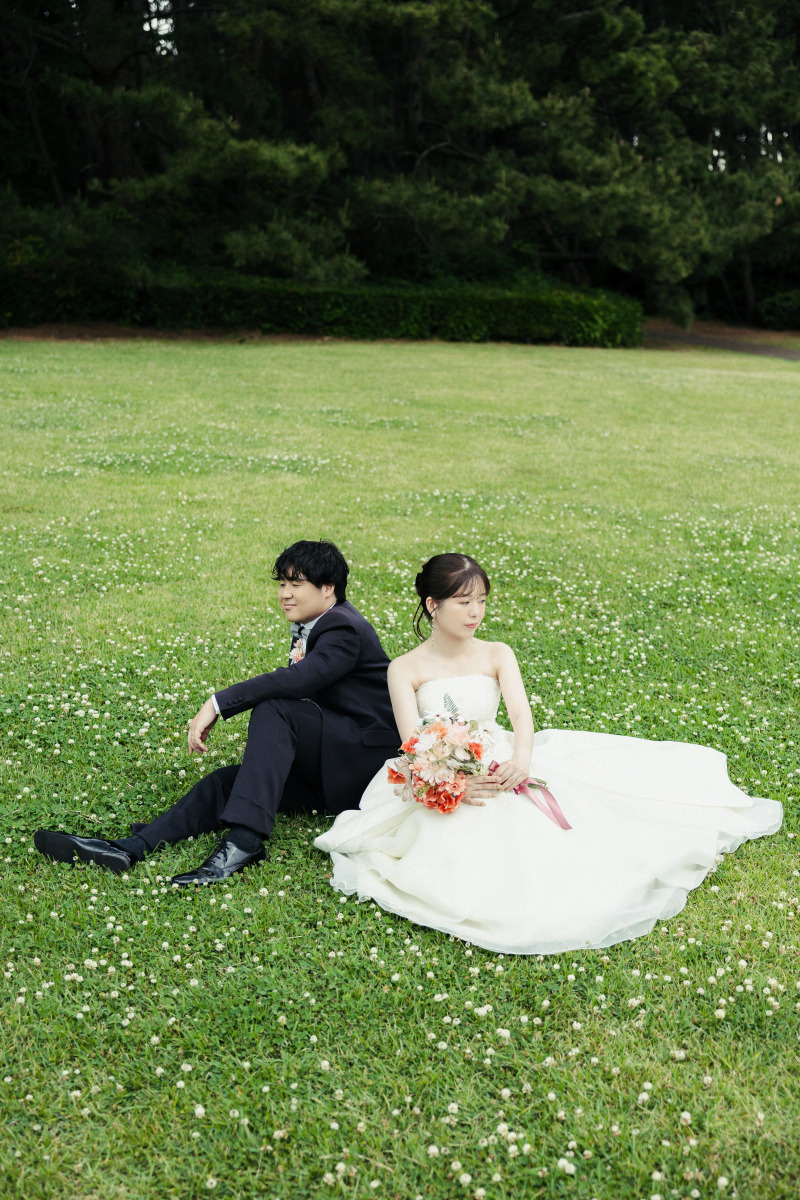芝生で座りながら