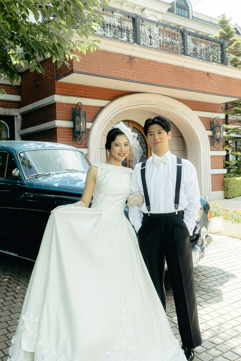 レトロな車を背景に！