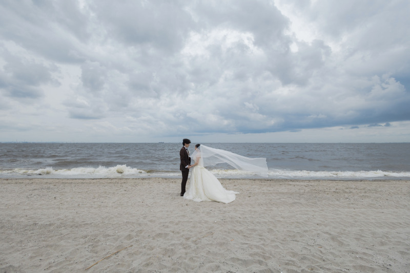 ベールをなびかせて