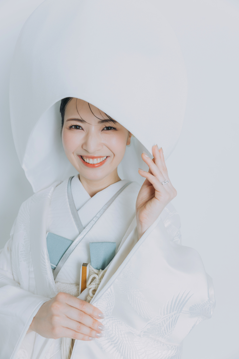 綿帽子に手を添えて