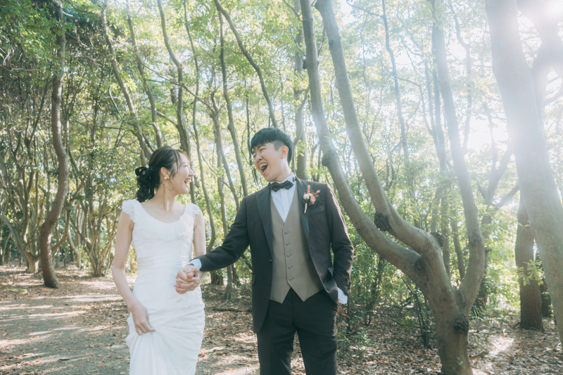 木漏れ日の中で手を繋いで