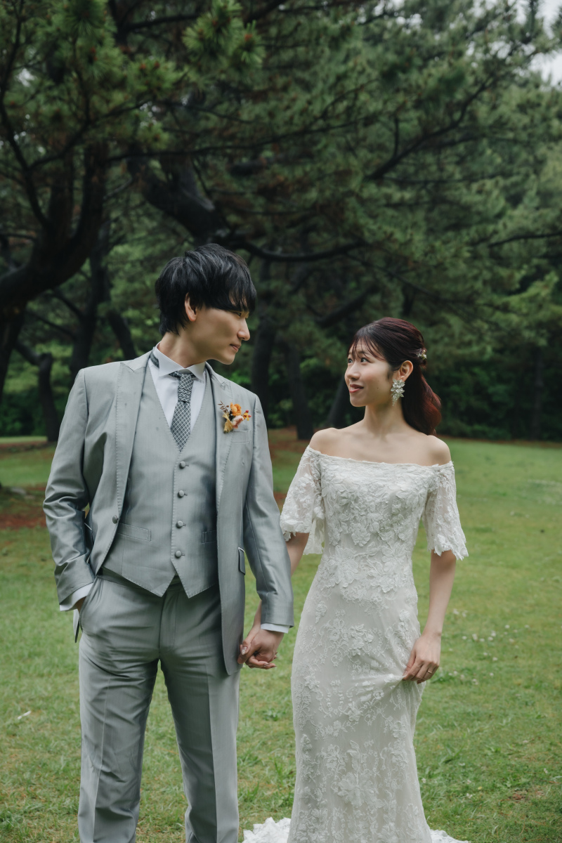 雨のしっとり感が引き立てる、大人のドレスアップ!