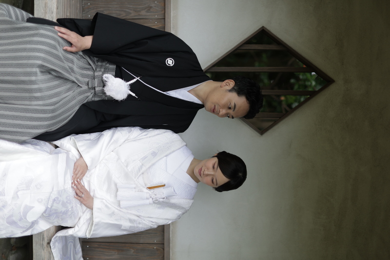 新婦さんを優しく見つめる新郎さん。