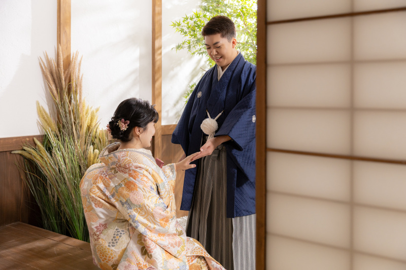 手を取り合って