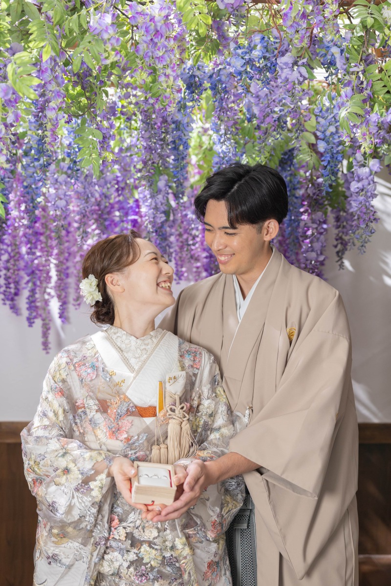 指輪を優しく包み込んで