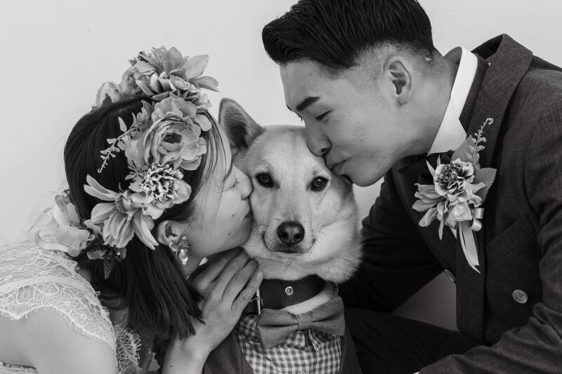 二人でワンちゃんにチュー！