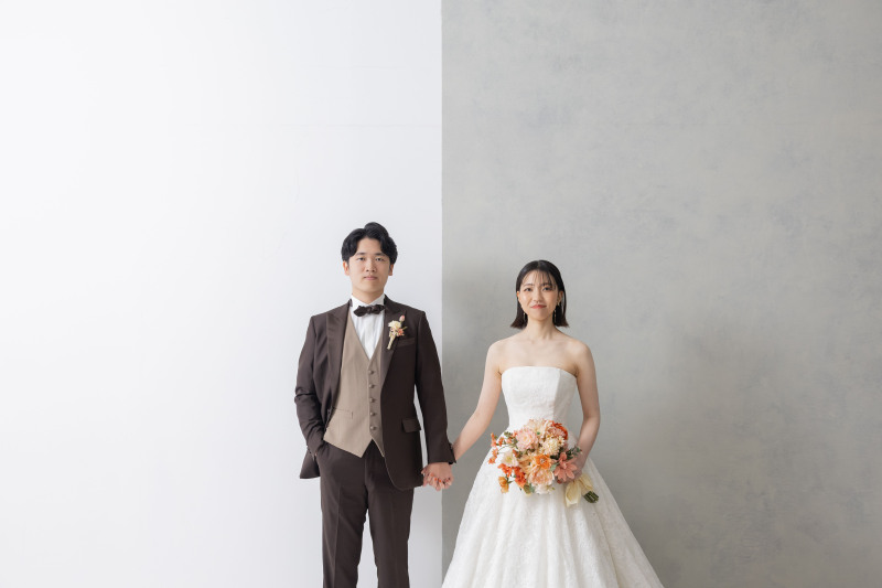 お次はシンプルだけど個性的な背景の前で一枚。