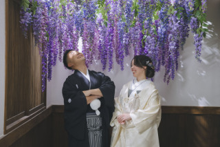 屋内庭園にある藤の下でいい笑顔！