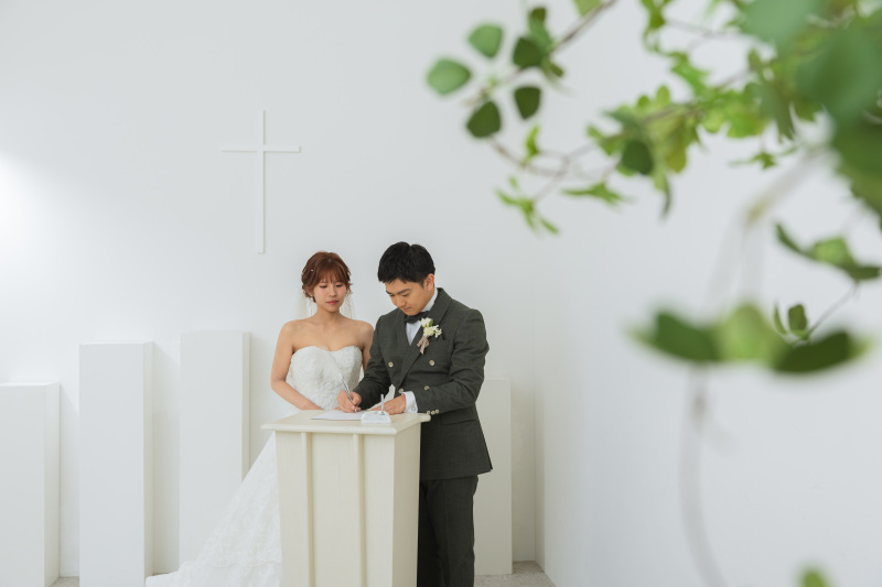 結婚証明書にサインを…