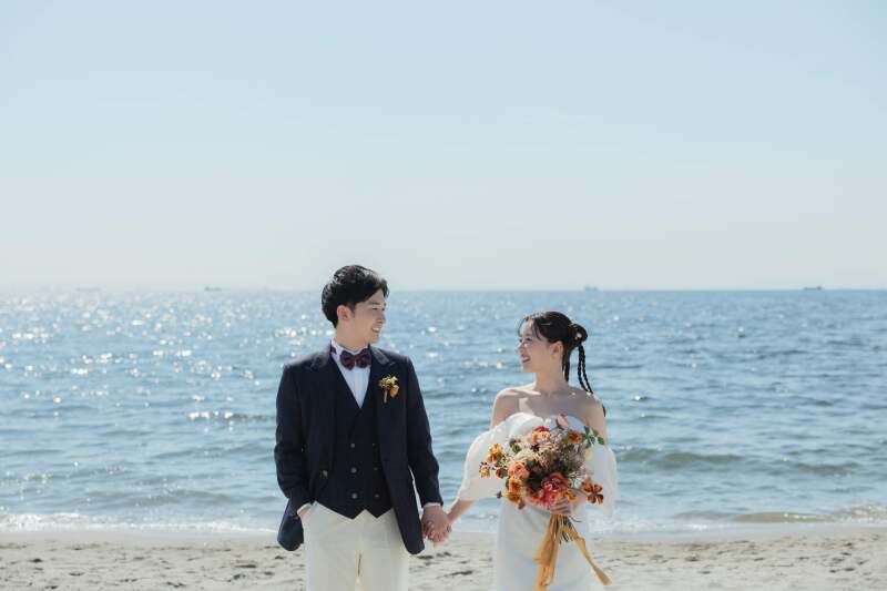 海をバックに！