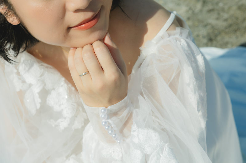 あえて目元を映さずに指輪にフォーカス。