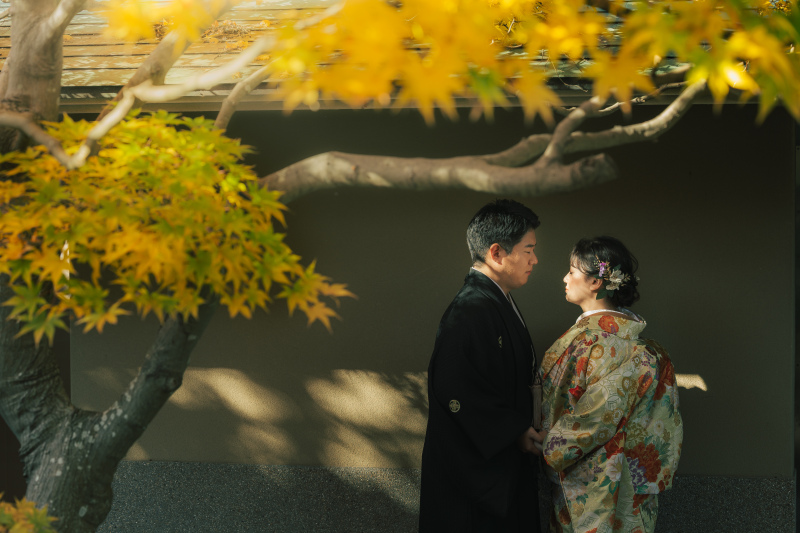 紅葉の下で