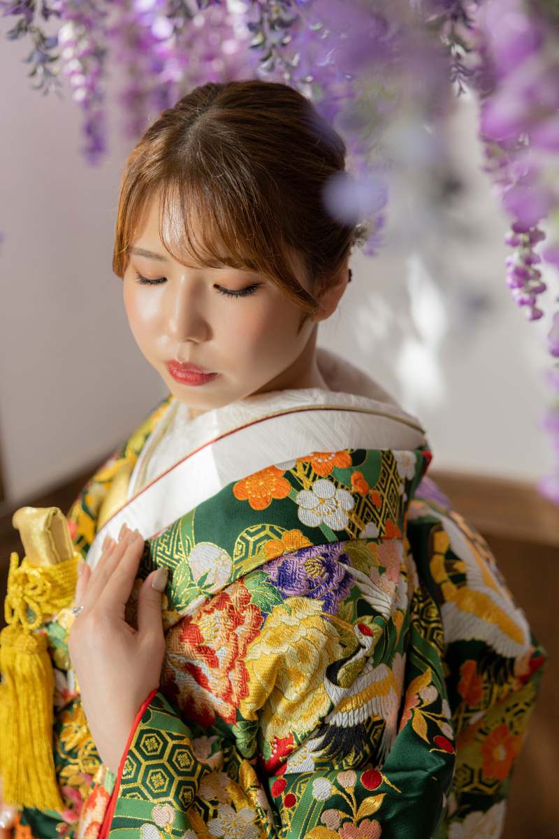 藤に囲まれながら新婦さんのソロショットです。
