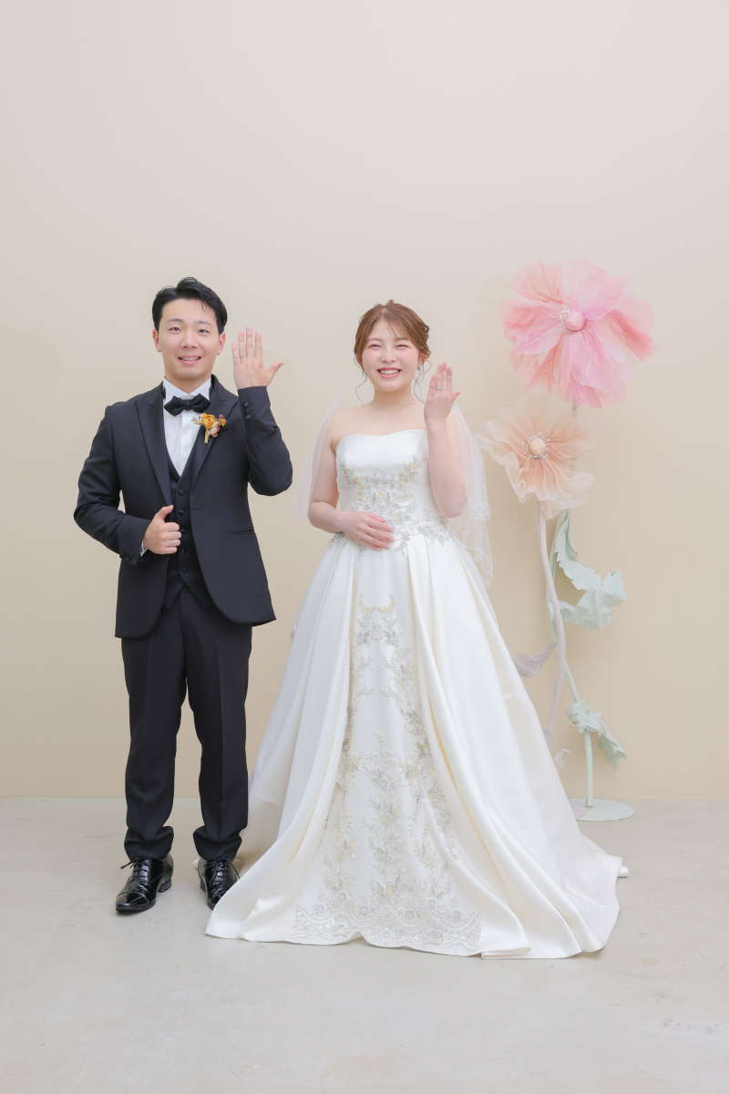 元気よく結婚しましたポーズ!