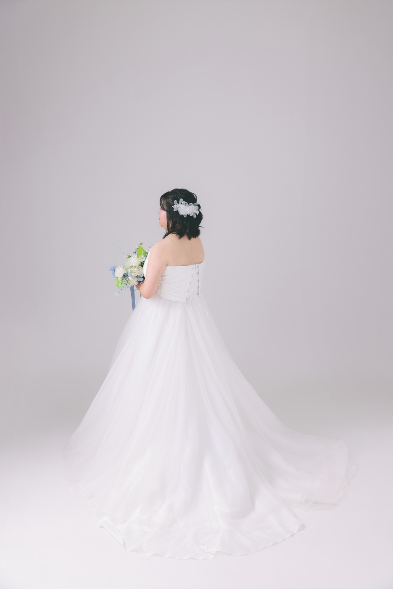 美しいトレーン。新婦様のソロバックショット