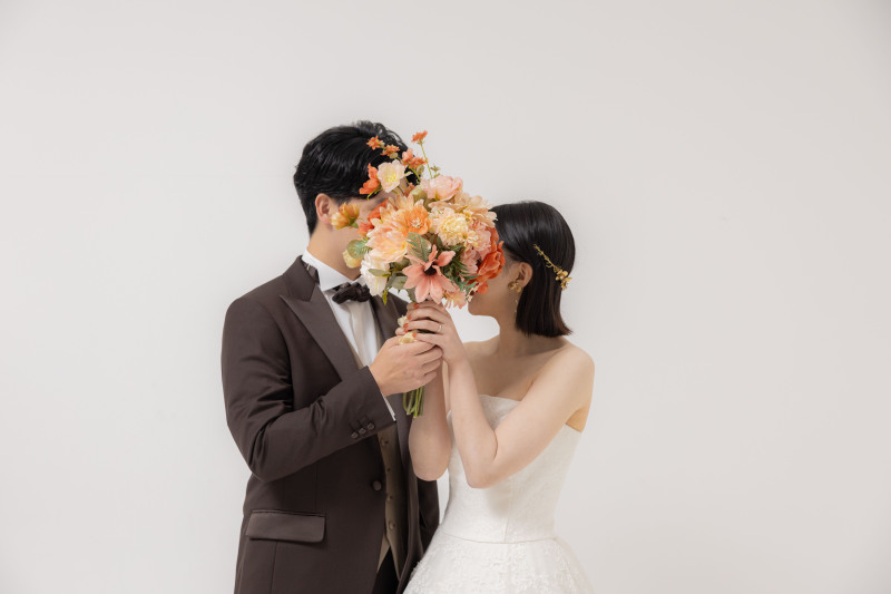 お次はブーケで顔を隠すポーズです＾＾