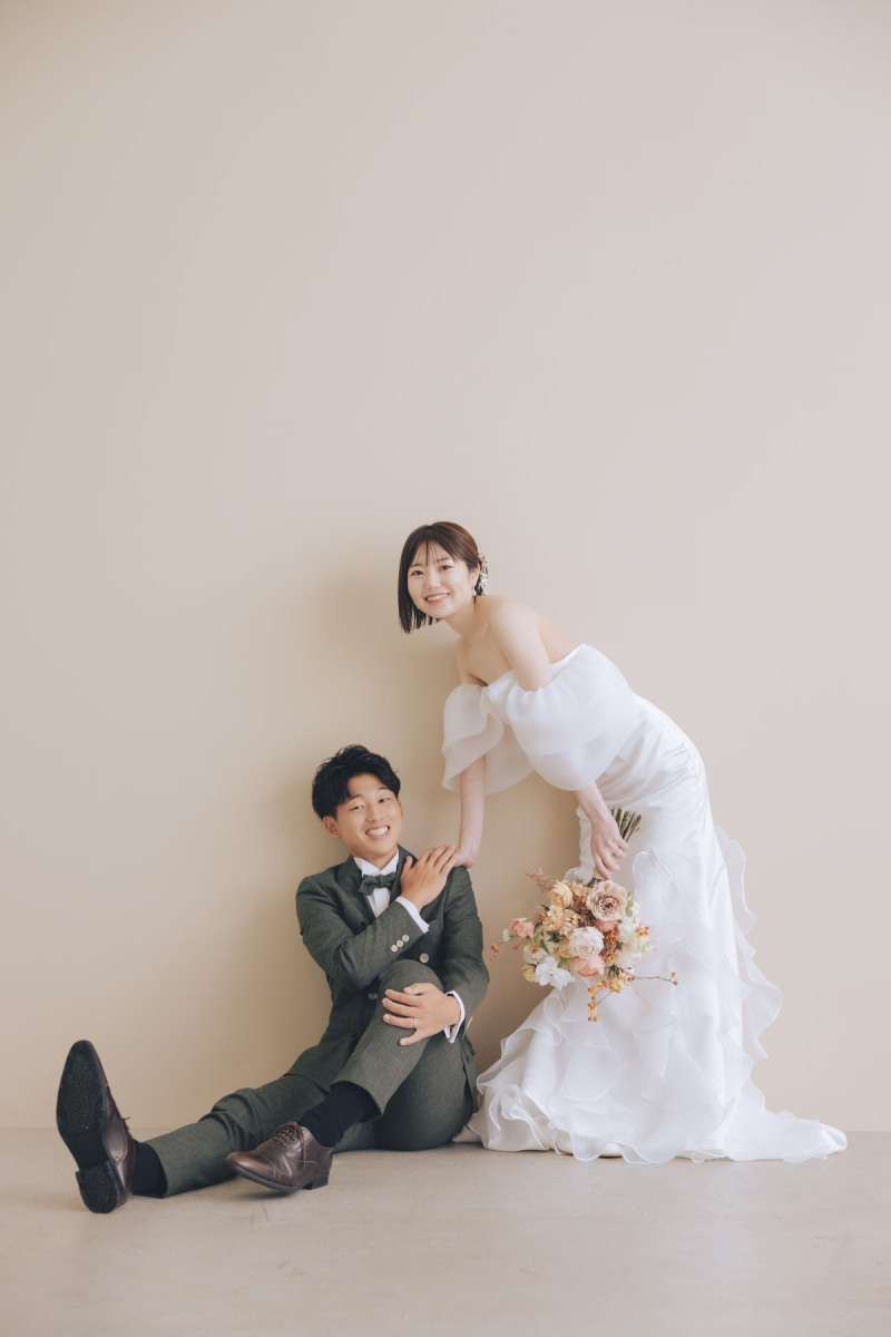 ベージュの壁の前で