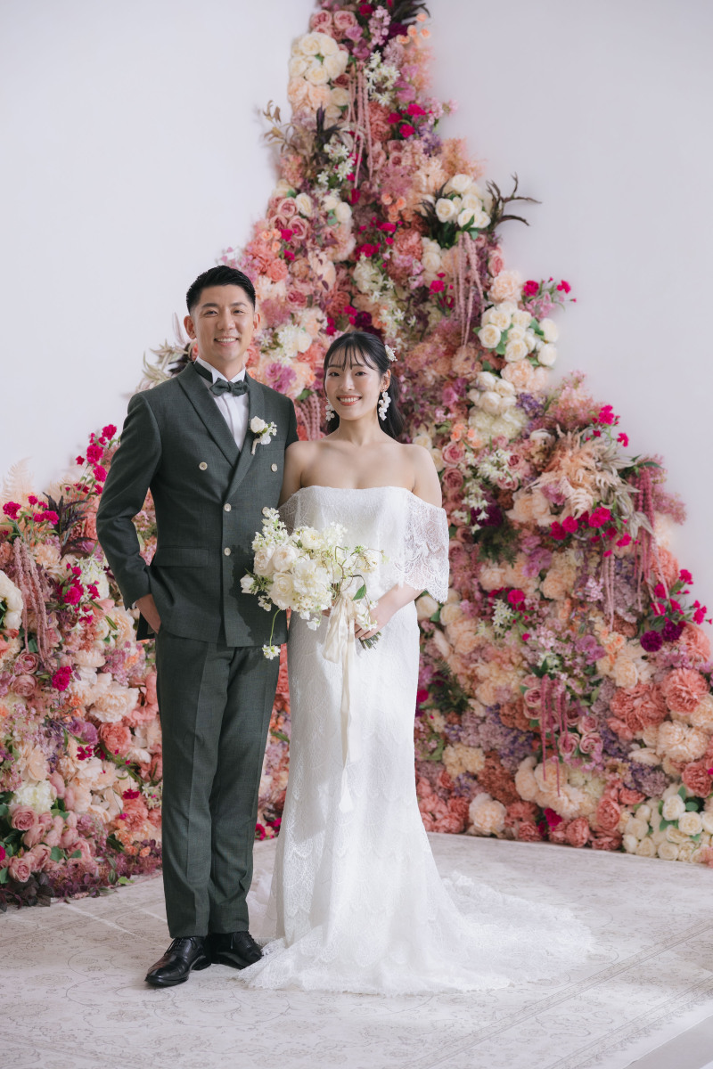 花壁の前でかっちりめなお写真