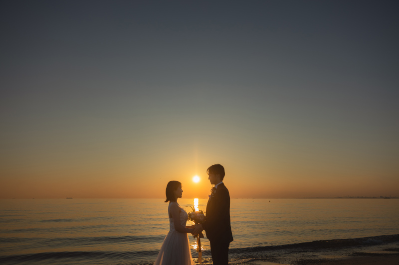 夕日と海とお二人