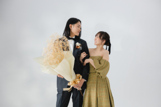 大きなお花と二人のウェディングフォト