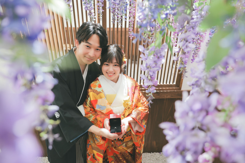 藤の花の中から