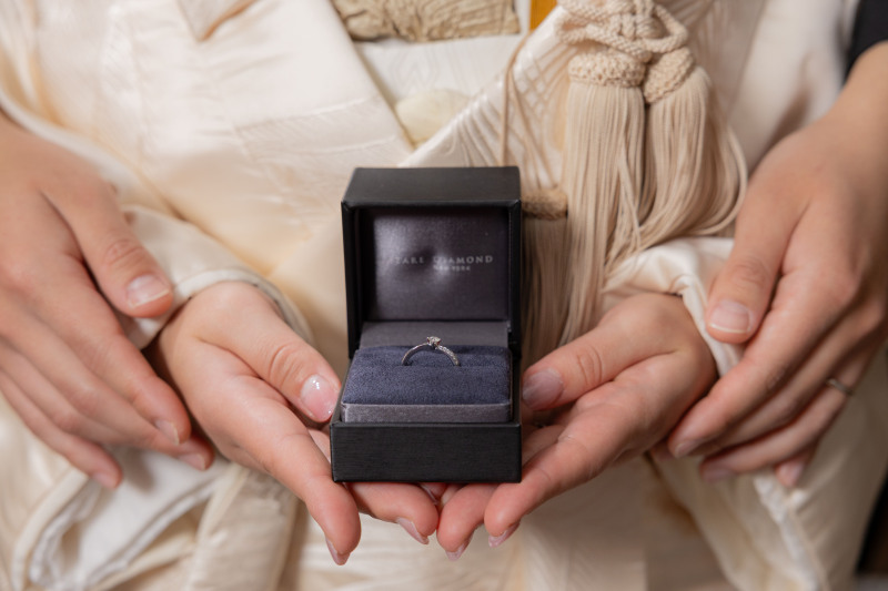 優しく添えられた手に宿る、一生ものの誓い