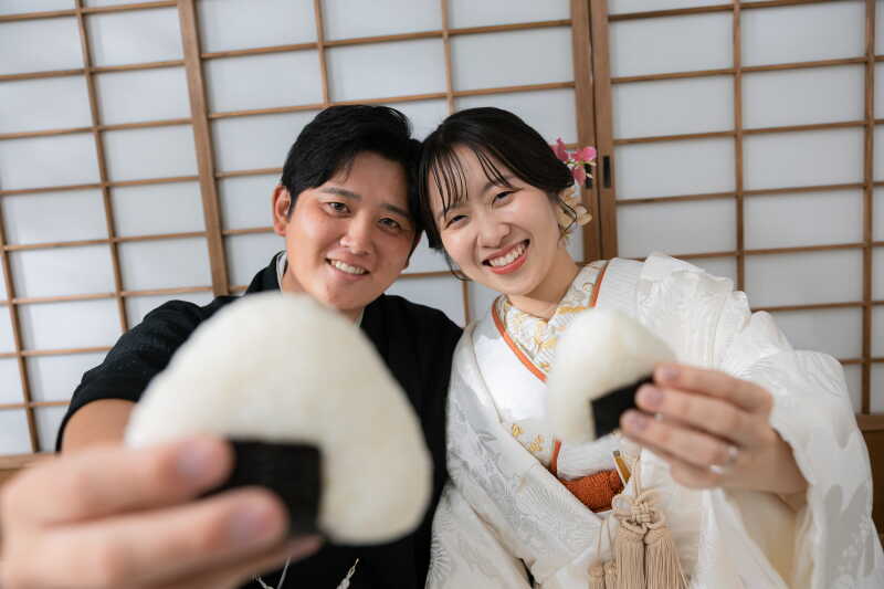 おにぎりを掲げて！