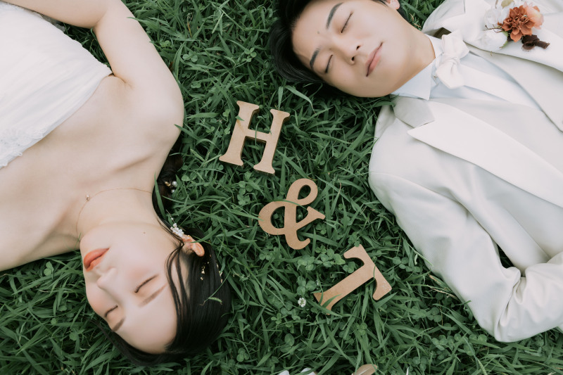 芝生に寝っ転がって