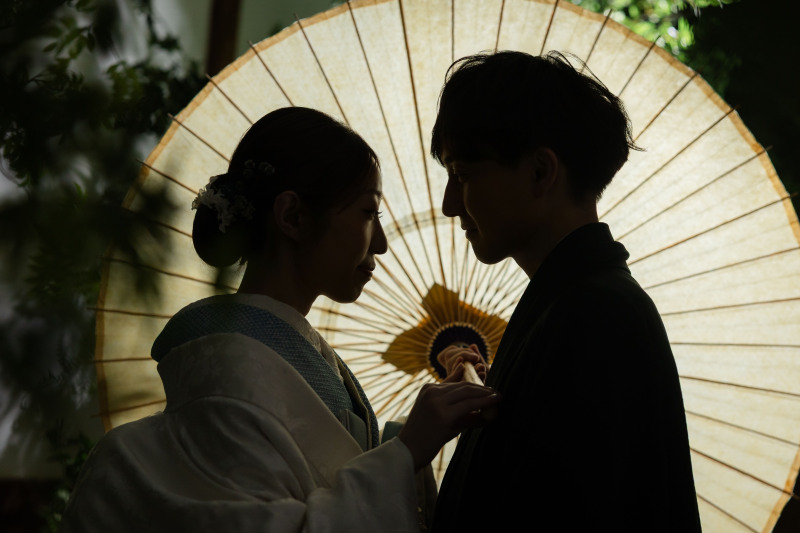 和傘の中に二人