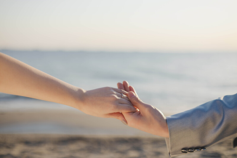 海をバックに手を繋ぎましょう!