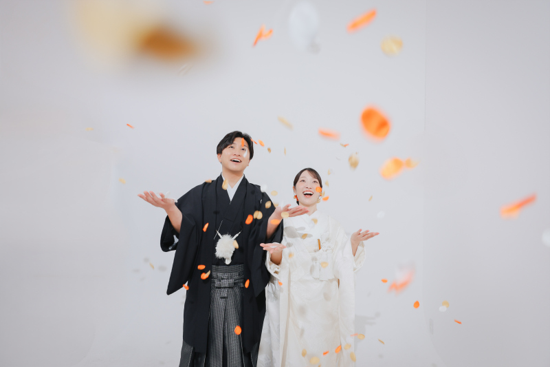 祝福の花びら舞う、スマイル全開!