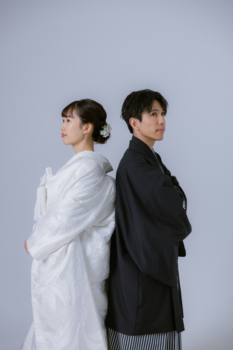 背中合わせで