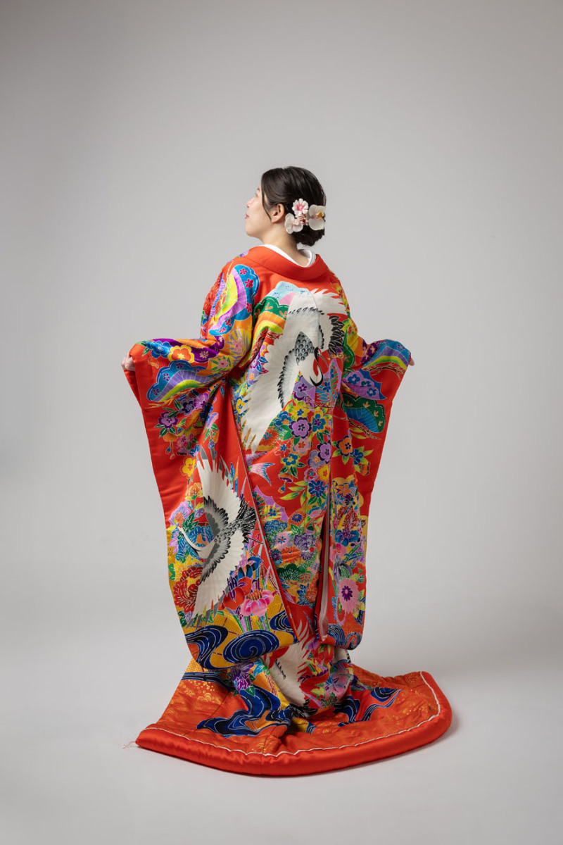 豪華な柄の後ろ姿ショット