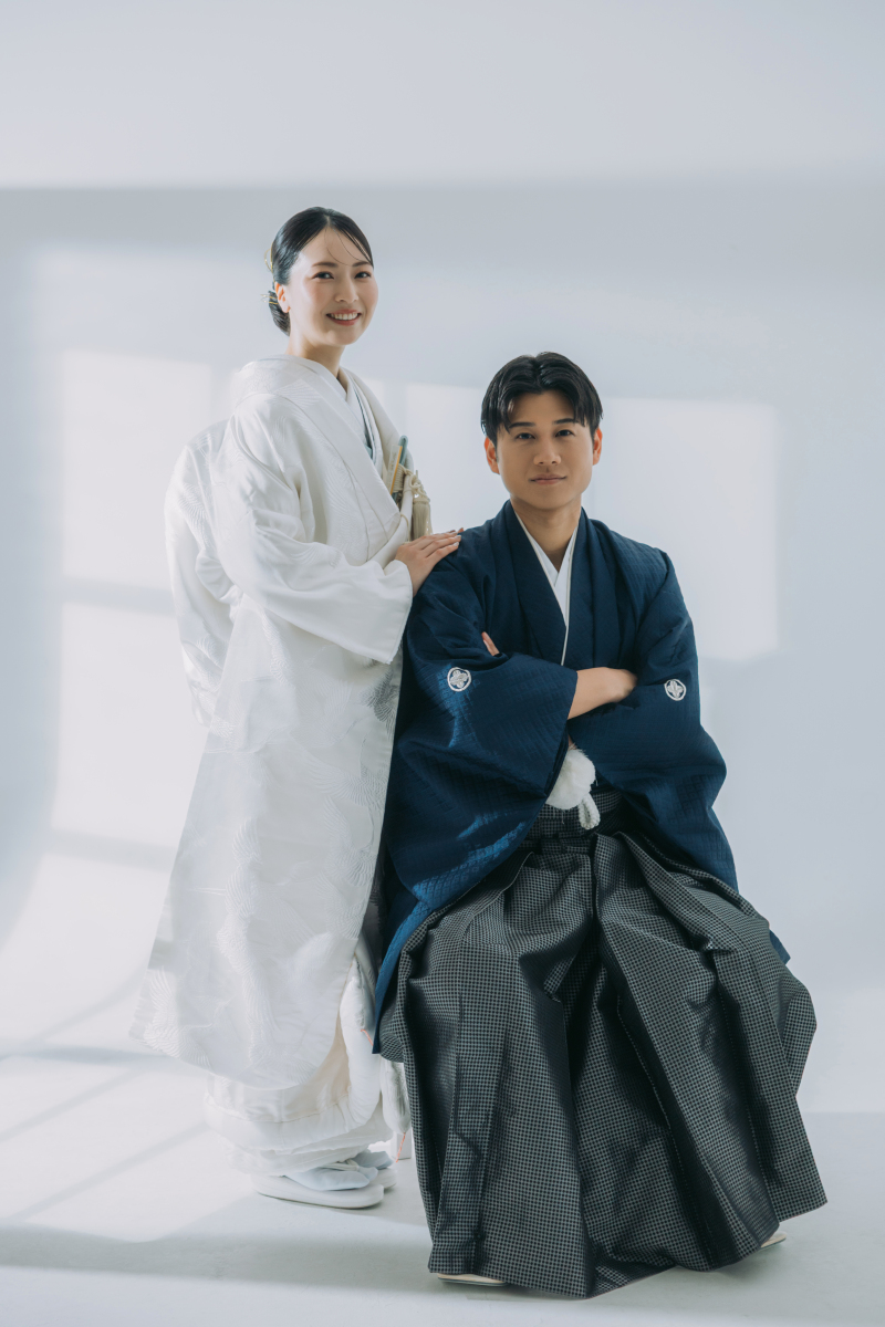 新郎さんの肩にちょこんと手を置いて