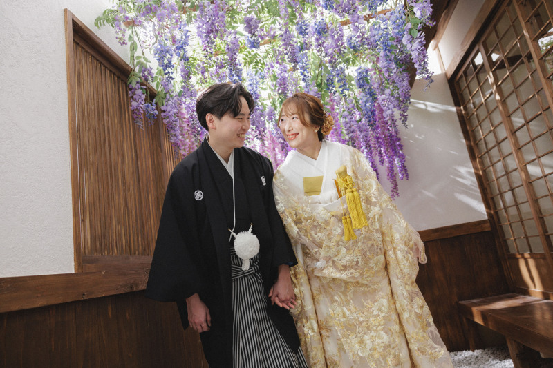 藤のお花がよく似合っています