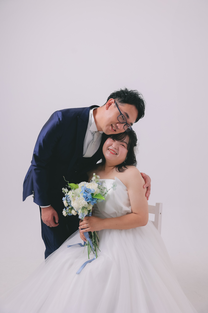 ずっと一緒。優しさあふれる寄り添いポーズ