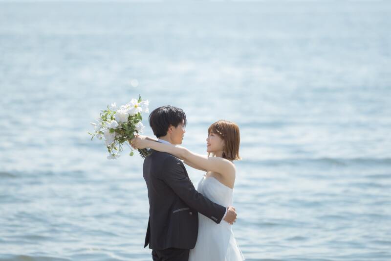 海をバックに！